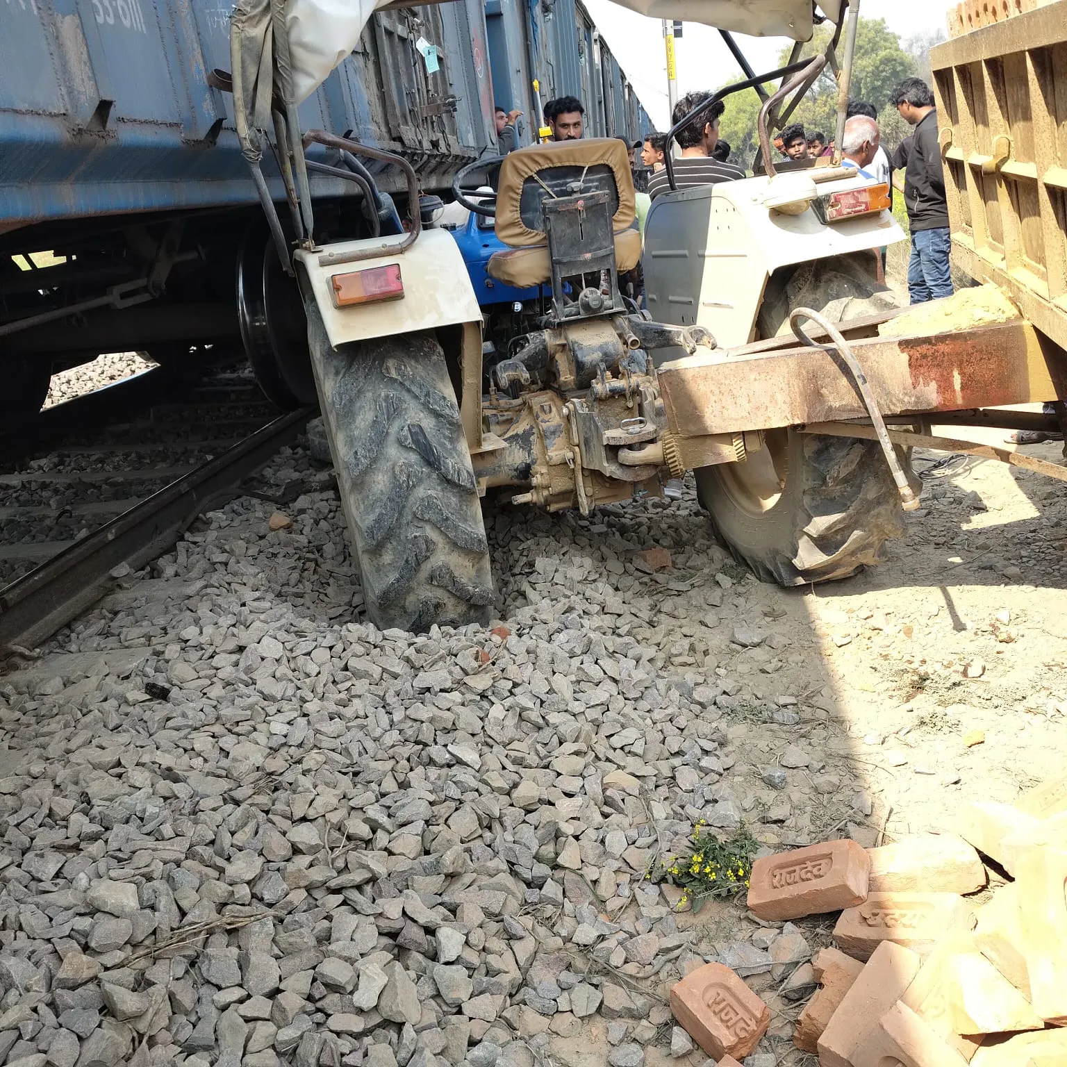 लखनऊ-वाराणसी रेल ट्रैक पर मालगाड़ी से टकराया ट्रैक्टर