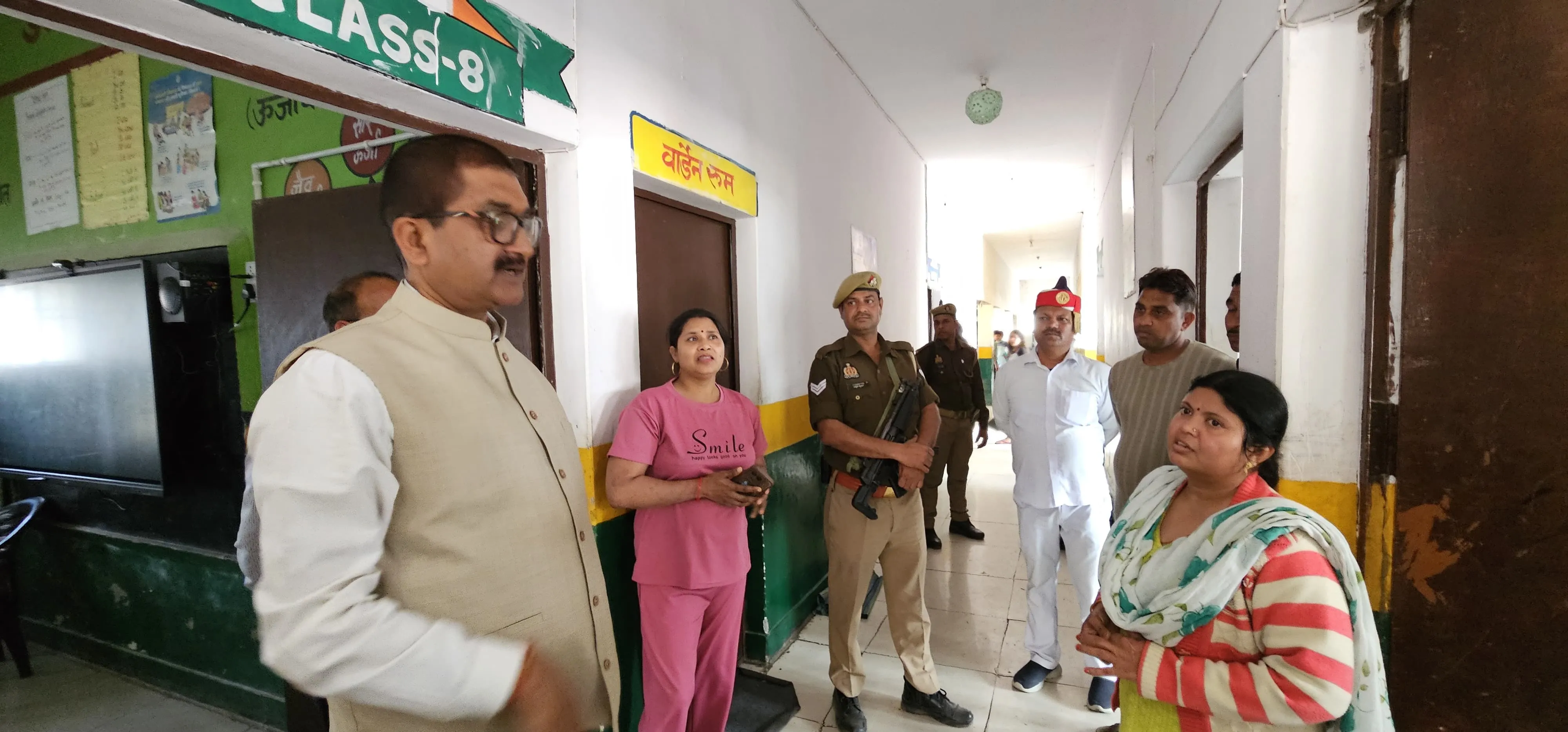 DM का कस्तूरबा गांधी विद्यालय में औचक निरीक्षण: गंदगी देख भड़के जिलाधिकारी, दिए सख्त निर्देश