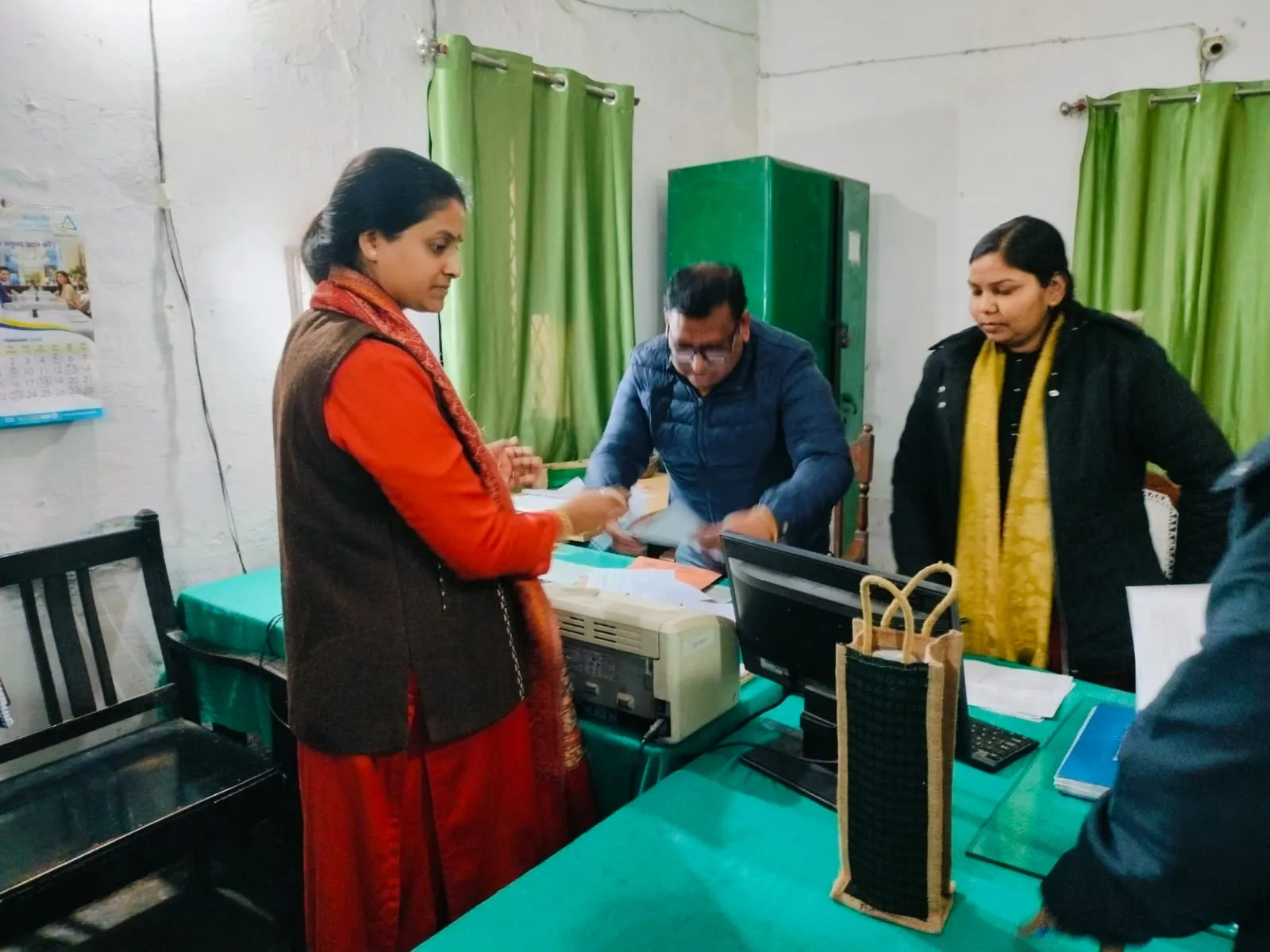 अमरोहा में डीएम का सदर तहसील पर औचक निरीक्षण, 5 साल से लंबित मामलों पर जताई नाराज़गी, लापरवाह लेखपालों पर कार्रवाई के निर्देश