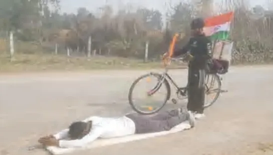 केदारनाथ धाम दर्शन की दंडवत यात्रा पर युवक, बिजनौर से 450 किमी का सफर