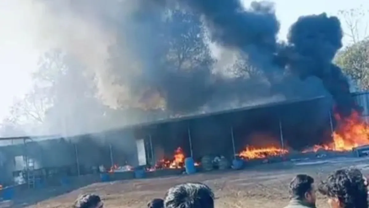 बिजनौर में भीषण अग्निकांड: पटाखा फैक्ट्री में शॉर्ट सर्किट के बाद मची अफरा-तफरी, जान जोखिम में डालकर मजदूरों ने बुझाई लपटें