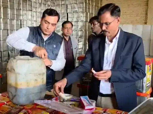 मुजफ्फरनगर में वहलना में मिलावटी तेल और रिफाइंड फैक्ट्री का भंडाफोड़, प्रतिबंधित रसायनों के जरिए परोसा जा रहा था 'जहर'
