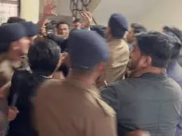 जिला कोर्ट में 11वीं की छात्रा से दुष्कर्म के आरोपी को वकीलों ने पीटा, पुलिस से हुई धक्का-मुक्की, वीडियाे सामने आया