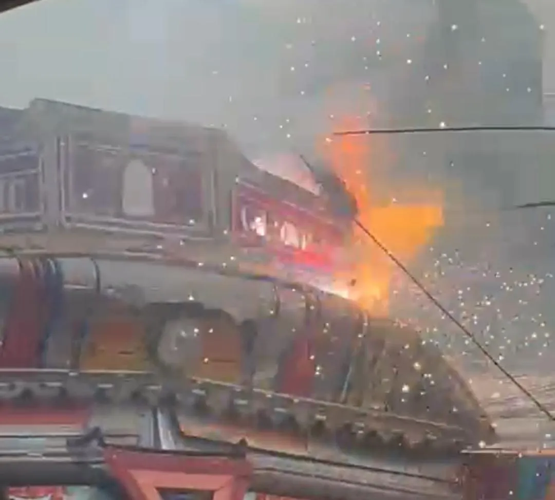 हाई टेंशन तार से ट्रक में लगी आग, चालक ने कूदकर बचाई जान