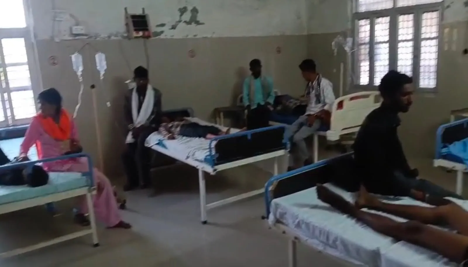 शादी की खुशियां मातम में बदलीं: बारात आने से पहले करंट की चपेट में आए 5 युवक, हालत गंभीर