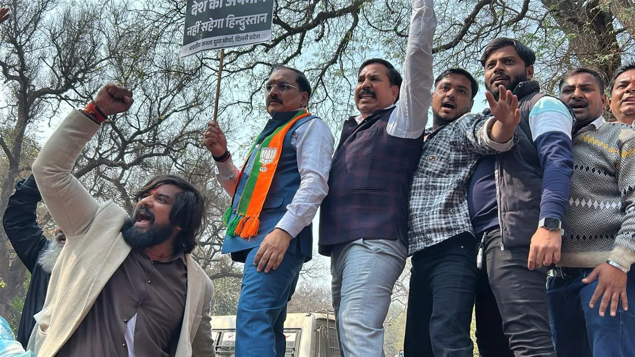 दिल्ली में सियासी घमासान: कांग्रेस मुख्यालय पर भाजपा का प्रदर्शन, जमकर हुई नारेबाजी