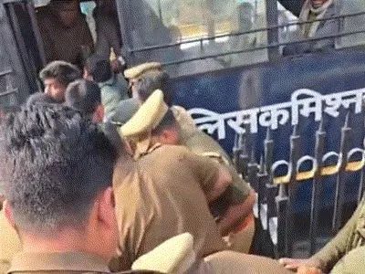 लखनऊ में UGC एक्ट 2026 के समर्थन में निकले छात्रों पर पुलिस का एक्शन..प्रदर्शनकारियों को पुलिस ने 2KM तक खदेड़ा