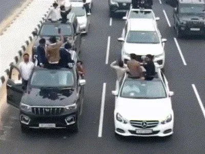 नेशनल हाईवे पर 10 लग्जरी गाड़ियों से स्टंटबाजी का वीडियो वायरल, रील बनाने के चक्कर में युवाओं ने मचाया हुड़दंग