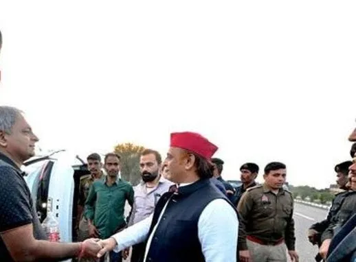 फिरोजाबाद: सफारी पलटने से 10 साल का बच्चा लहूलुहान, अखिलेश यादव ने दिखाई दरियादिली, मौके पर ही रोकी गाड़ियां