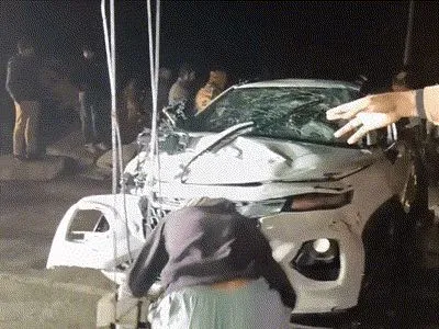 मथुरा दर्दनाक हादसा: नहर में गिरी कार, 2 लॉ स्टूडेंट समेत 4 की मौत; क्रेन से निकाली गई लाशें