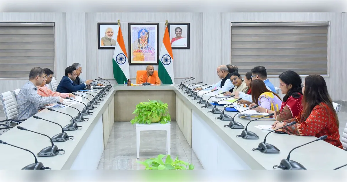 राजस्व वृद्धि से मिलेगी विकास को रफ्तार, पारदर्शी कार्यप्रणाली से लक्ष्य प्राप्त करें विभाग: योगी