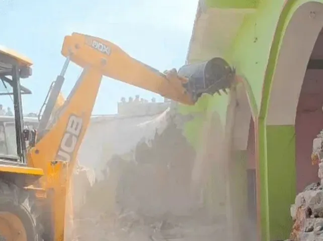 संभल में सरकारी जमीन हो रही कब्जामुक्त, बुलडोजर के डर से लाेग खुद हटा रहे दीवारें, जिलाधिकारी बोले- जारी रहेगी कार्रवाई