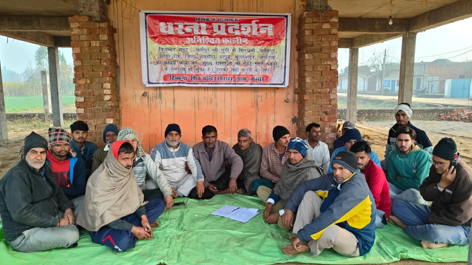 बिजनौर: मार्ग निर्माण नहीं होने से नाराज ग्रामीणों ने मंदिर प्रांगण में शुरू किया धरना प्रदर्शन