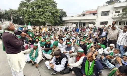 किसानों की समस्याओं पर हुंकार: मुरादाबाद मंडलायुक्त कार्यालय पर भाकियू (असली अराजनीतिक) का धरना, एडीएम को सौंपा ज्ञापन