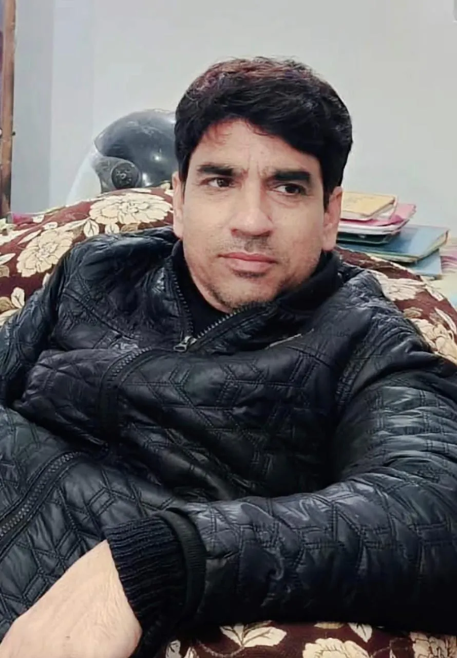 रामपुर: जिला पंचायत कर्मी ने वरिष्ठ अधिवक्ता फारूक खान को गोली मार दी - अस्पताल पहुंचते ही मौत, पत्नी भी घायल