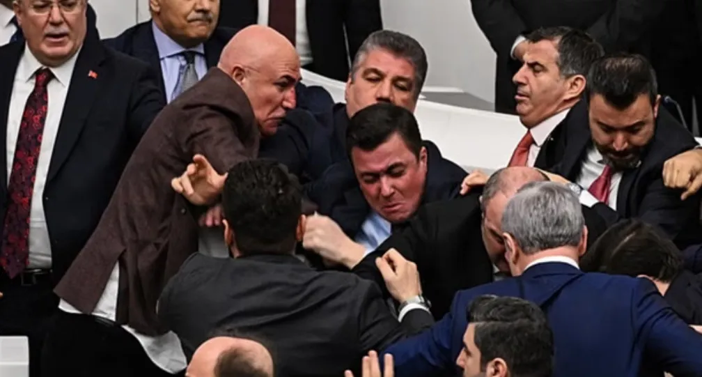 तुर्किये की संसद में न्यायमंत्री की नियुक्ति पर झड़प, सदस्यों में मारपीट
