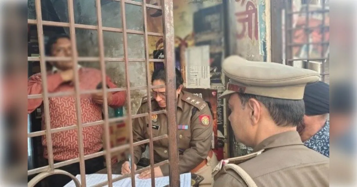 मुरादाबाद: त्योहारों से पहले शराब माफियाओं पर 'सर्जिकल स्ट्राइक', प्रशासन और पुलिस ने दुकानों पर मारा छापा