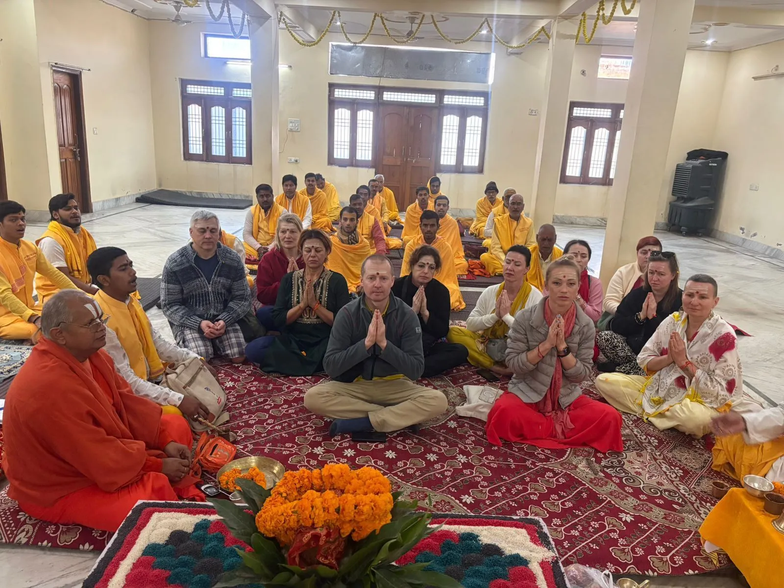 रूसी श्रद्धालुओं ने काशी में किया रुद्राभिषेक.. महादेव से युद्ध रोकने की प्रार्थना की