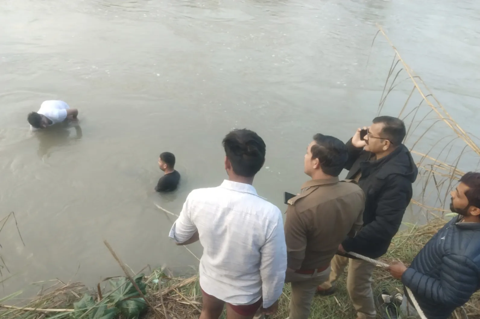 औरैया में अनियंत्रित होकर नहर में गिरी कार, दंपति और बेटे समेत तीन की मौत