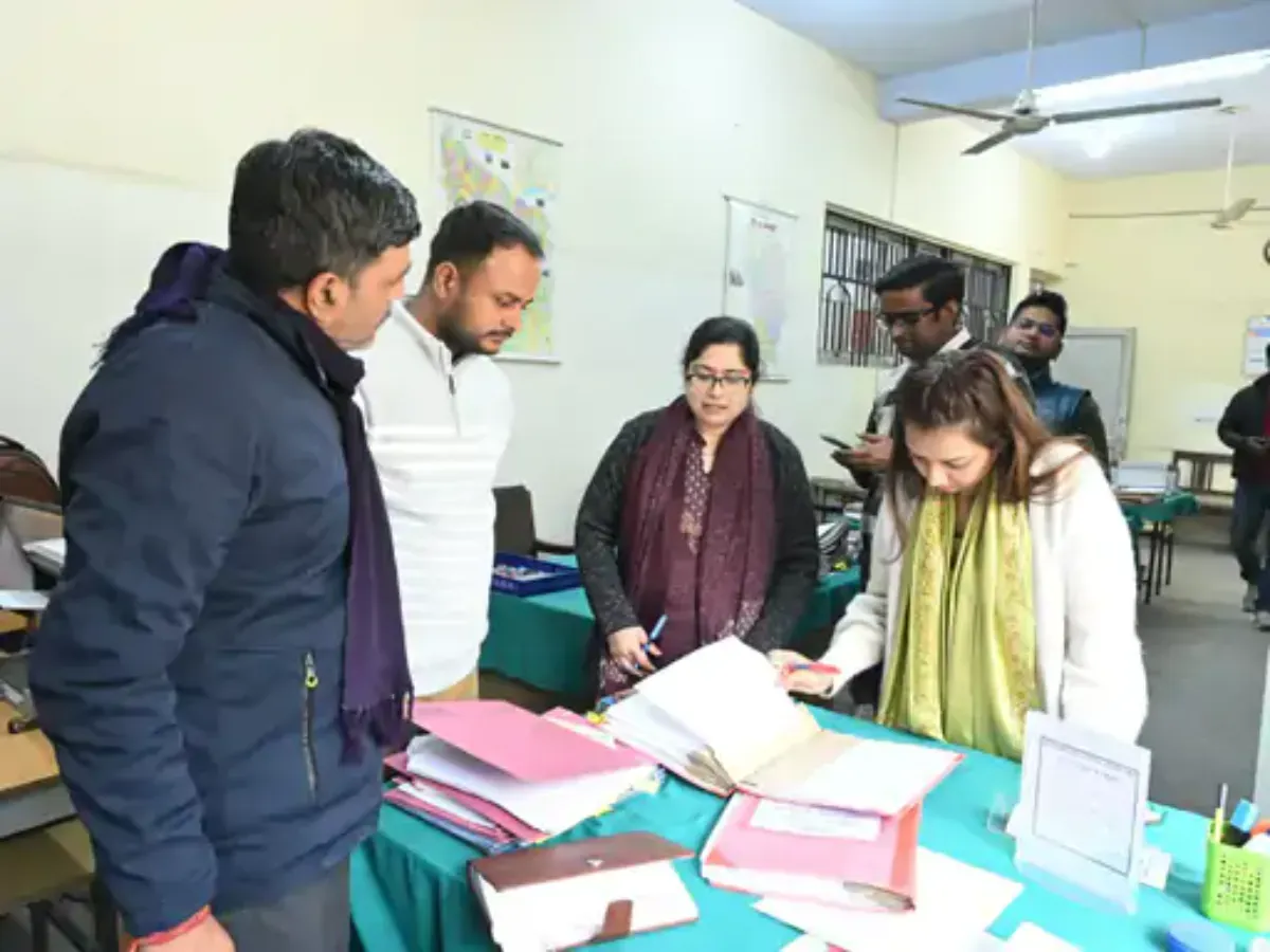 बागपत में डीएम का सख्त रुख: कलेक्ट्रेट के औचक निरीक्षण में मिलीं अव्यवस्थित फाइलें, अधिकारियों को फटकार
