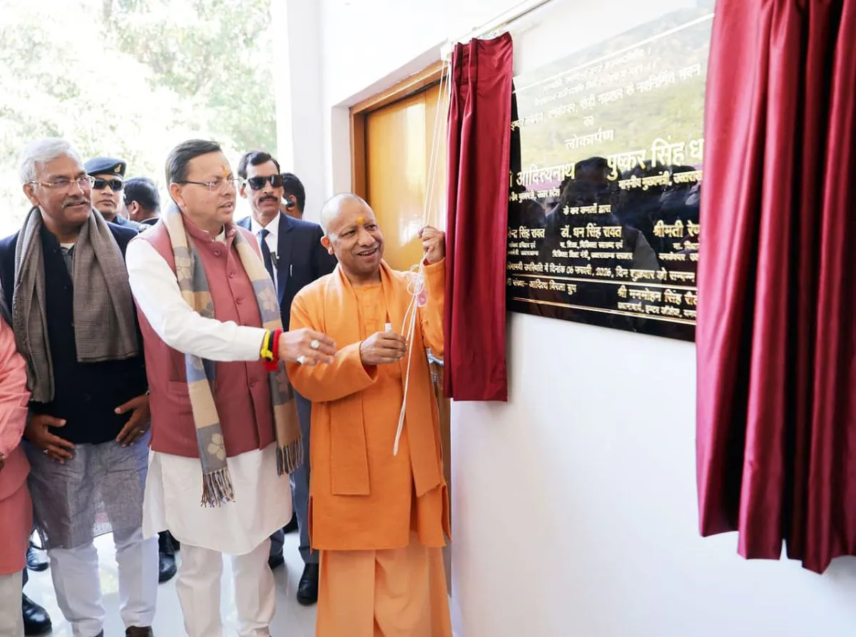 अपनी जन्मभूमि पहुंचे सीएम योगी, मुख्यमंत्री धामी के साथ इंटर कॉलेज के नवनिर्मित भवन का किया लोकार्पण