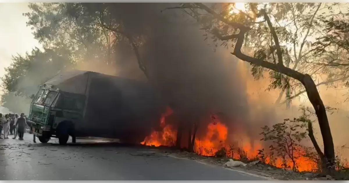 संभल: सड़क पर दौड़ता ट्रक बना 'आग का गोला', केमिकल और घास लदे वाहन में लगी भीषण आग से मचा हड़कंप