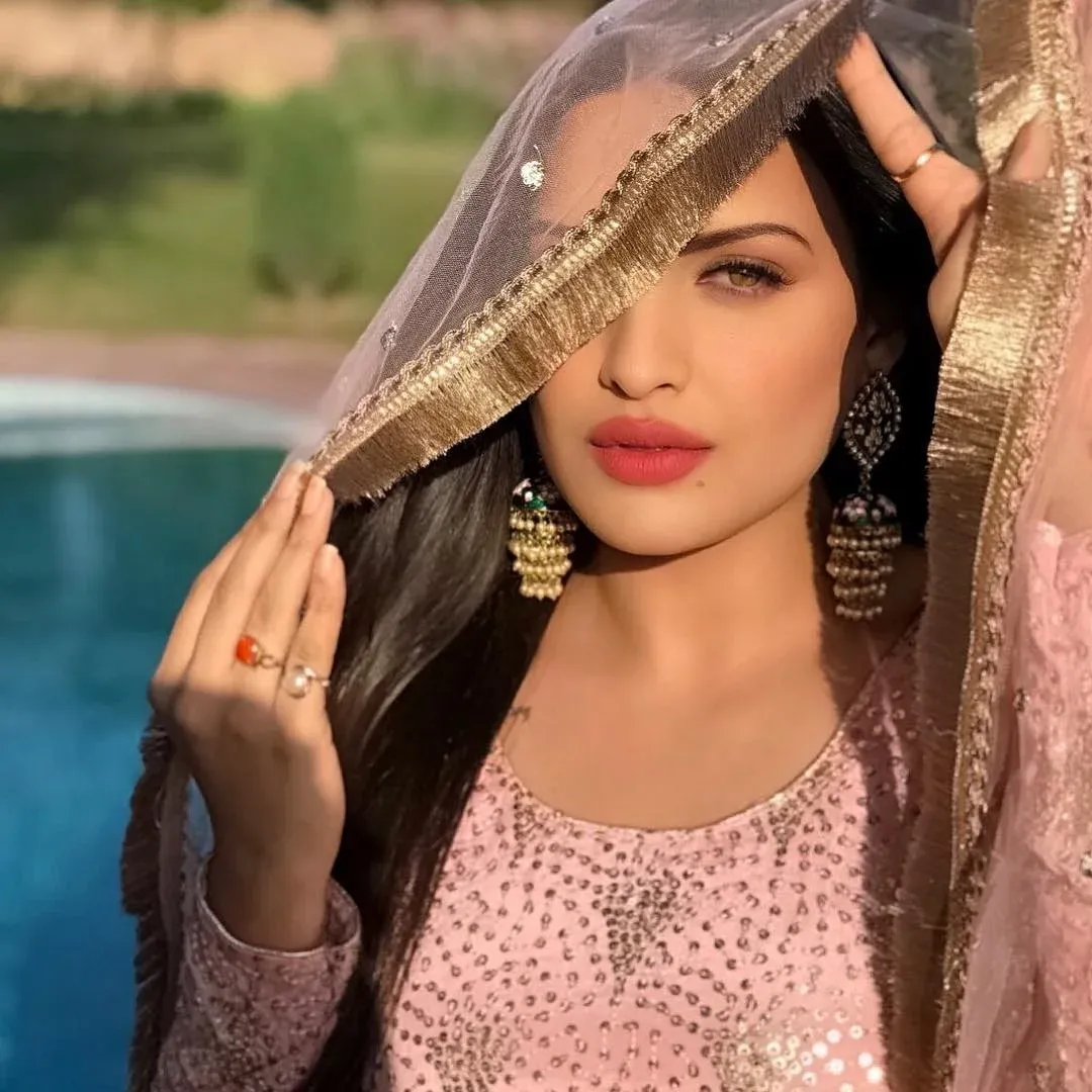 एक्ट्रेस हिमांशी खुराना को जान से मारने की धमकी, मांगी गई 10 करोड़ की फिरौती; पुलिस ने बढ़ाई सुरक्षा