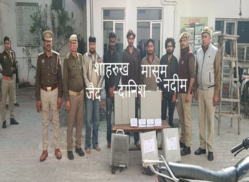 मेरठ में मोबाइल टावर चोरी का गिरोह दबोचा, चोरी का सामान और कार बरामद
