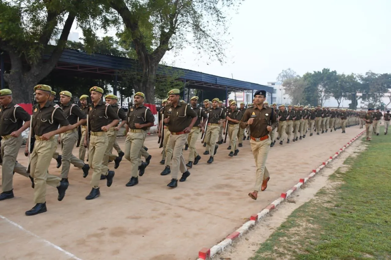 मेरठ पुलिस लाइन में एसएसपी अविनाश पांडे ने परेड और व्यवस्थाओं का किया निरीक्षण, उत्कृष्ट कर्मियों को सम्मानित किया
