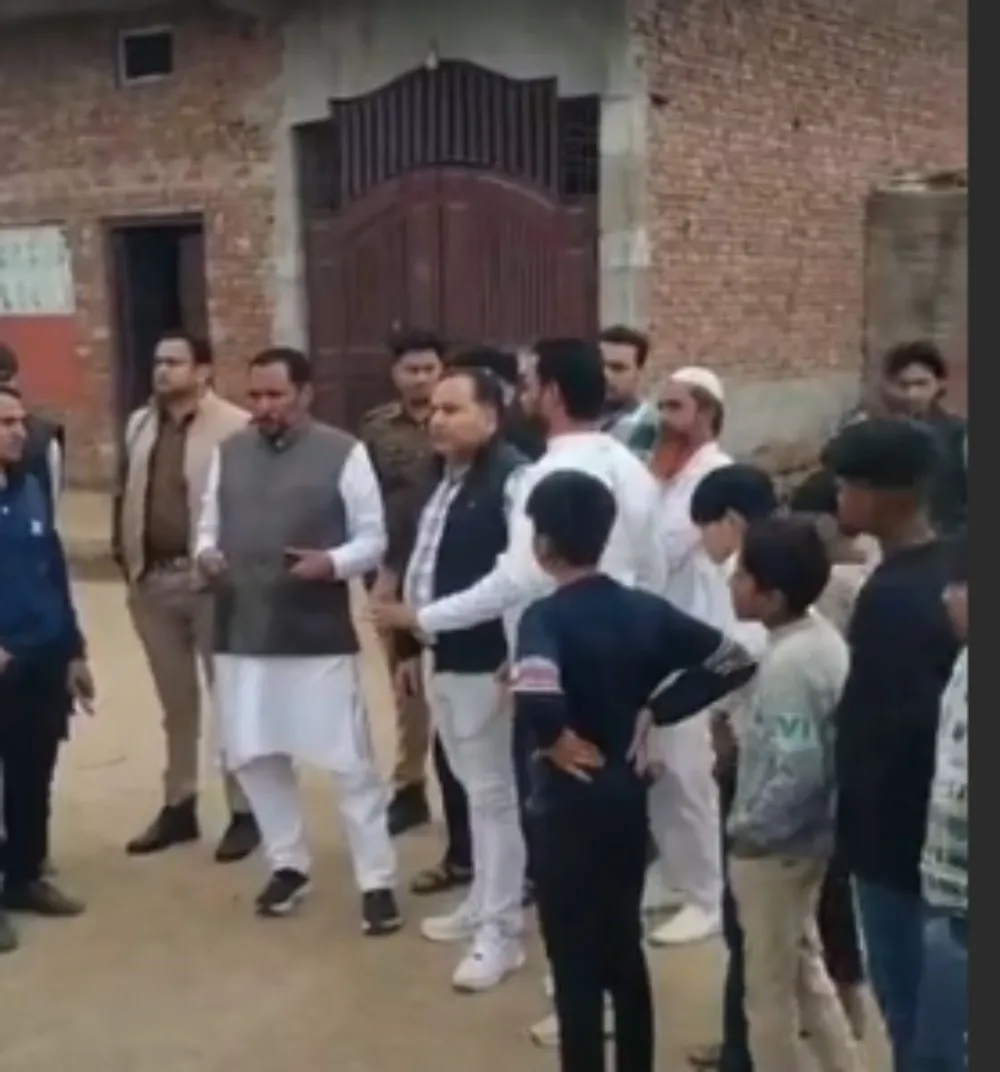 मेरठ: तालाब जीर्णोद्धार में गोबर फैलाने की समस्या, विधायक गुलाम मोहम्मद ने ग्रामवासियों को किया जागरूक