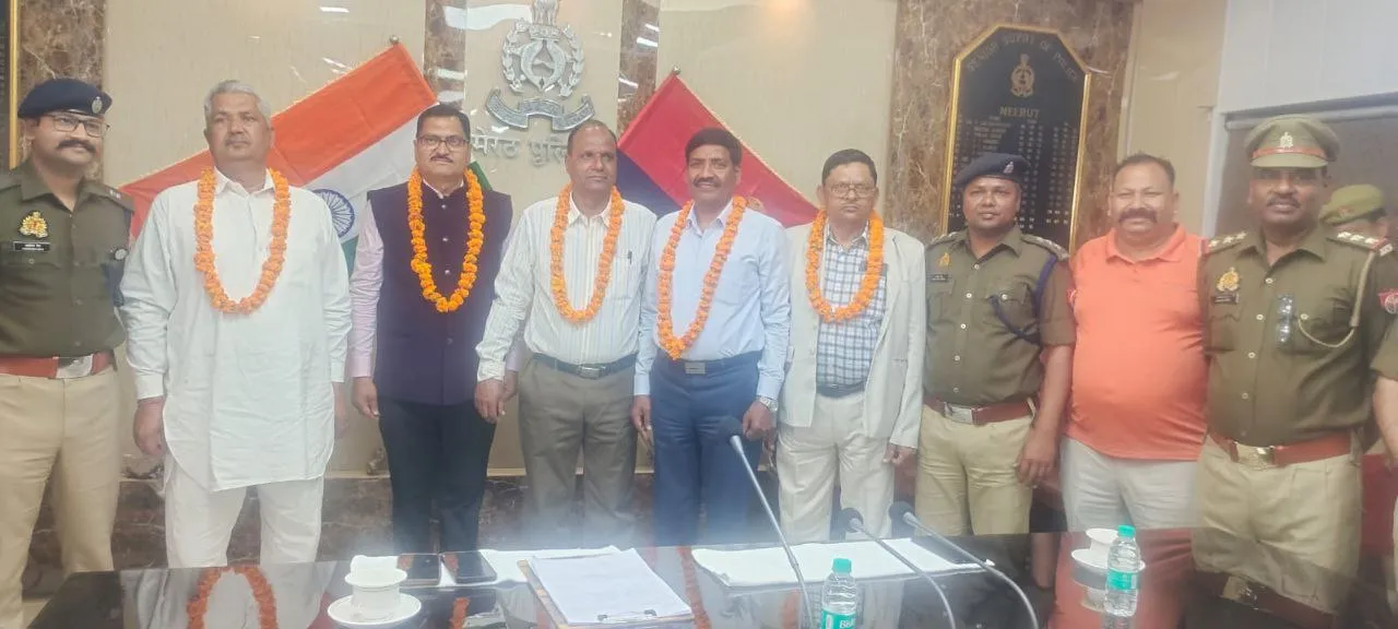 मेरठ पुलिस लाइन में सेवानिवृत्त अधिकारियों और कर्मचारियों का सम्मान समारोह