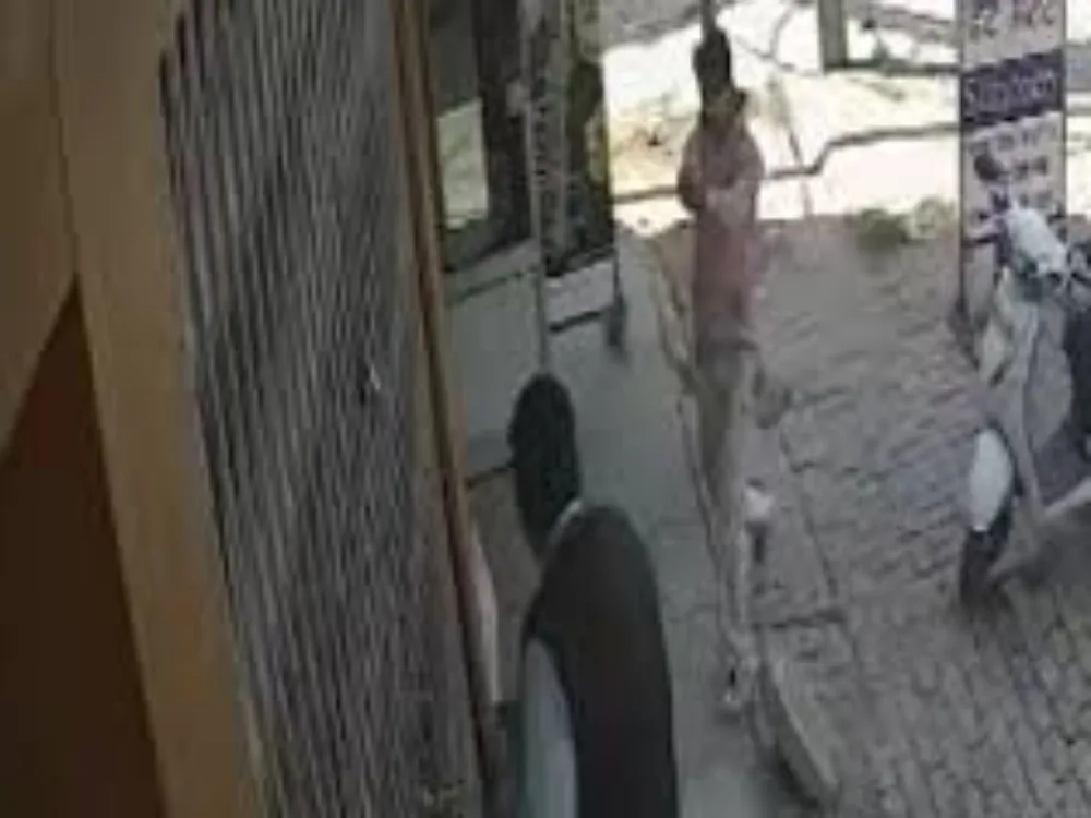 मेरठ: प्रवेश विहार में दुकानदार पर दिनदहाड़े फायरिंग, बाल-बाल बचा