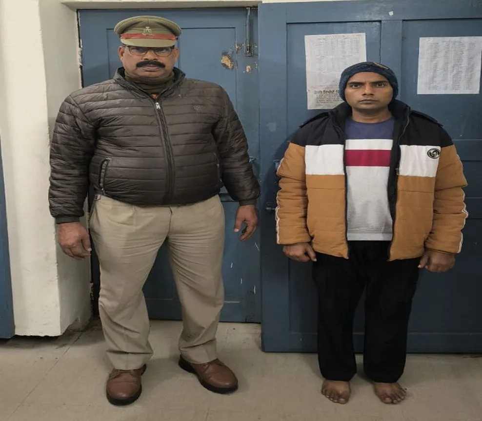 मेरठ पुलिस ने 25 हजार के इनामी गैंगस्टर जुल्फिकार को बिजली तार और बैटरी की चोरी के मामले में गिरफ्तार किया