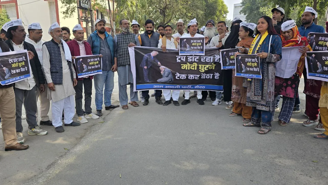 मेरठ में मोदी–ट्रंप ट्रेड डील के खिलाफ आप का प्रदर्शन, राष्ट्रपति के नाम सौंपा ज्ञापन