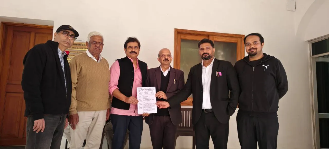 मेरठःसेंट्रल मार्केट व्यापारियों ने पीएम मोदी से मिलने का समय मांगा, मंडलायुक्त को सौंपा ज्ञापन