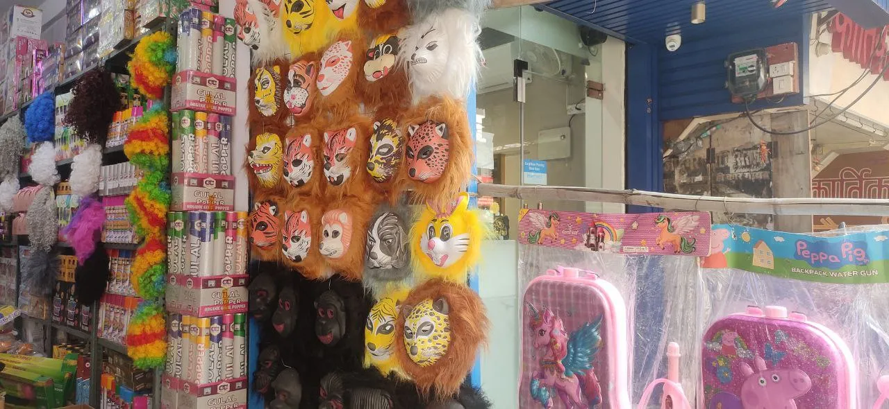 होली पर रंग से सरोबोर करेगा योगी का बुलडोजर, त्रिशूल, फरसा और गदा वाली पिचकारियों की बहार  