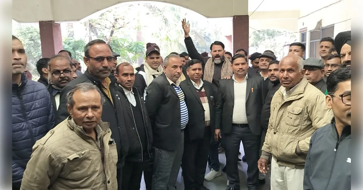 खतौली: तहसील में भ्रष्टाचार के खिलाफ वकीलों का हल्लाबोल, राजस्व कार्यालयों में 'सुविधा शुल्क' के खेल पर फूटा गुस्सा