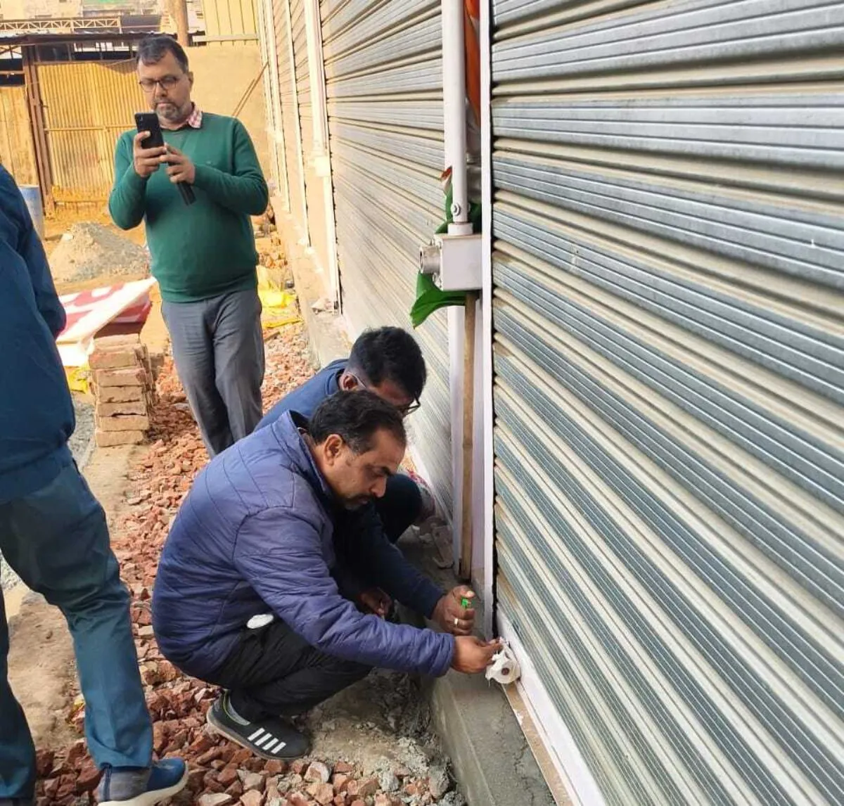 ग्रेटर नोएडा: शाहबेरी में शत्रु संपत्ति पर बने अवैध साम्राज्य पर चला प्राधिकरण का चाबुक; नौ दुकानें की गईं सील