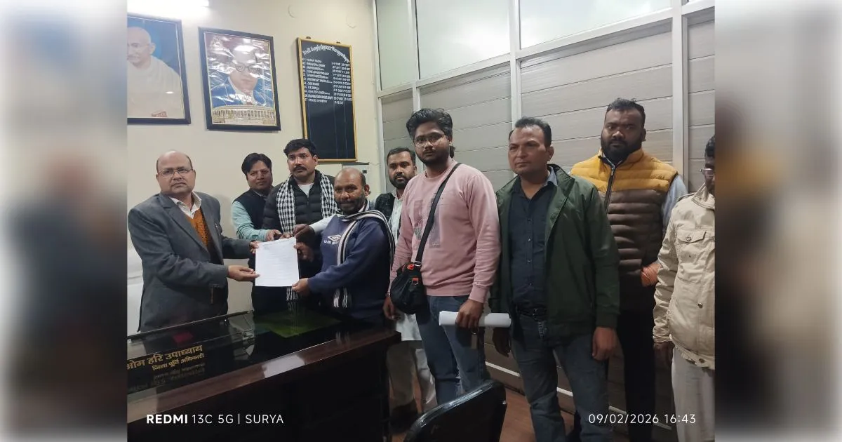 मुजफ्फरनगर: राशन डीलरों ने खोला मोर्चा; मशीनों में तकनीकी खराबी और कम कमीशन को लेकर जिला पूर्ति अधिकारी को घेरा