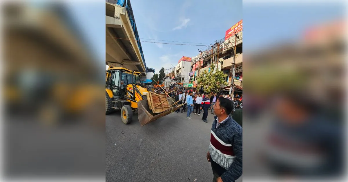 नोएडा प्राधिकरण का बड़ा एक्शन: शहर भर में चला अवैध अतिक्रमण हटाओ अभियान, जेसीबी और डंपर लेकर सड़कों पर उतरे अधिकारी, रेहड़ी-पटरी वालों में मचा हड़कंप