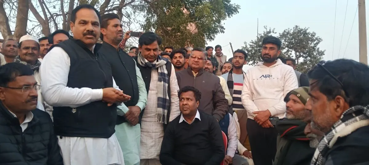 सिकंदरपुर में 'खाट धरना' समाप्त: 15 दिन में समस्या सुलझाने का दिया आश्वासन, गंदे पानी के बीच खाट बिछाकर 3 दिन से डटे थे ग्रामीण