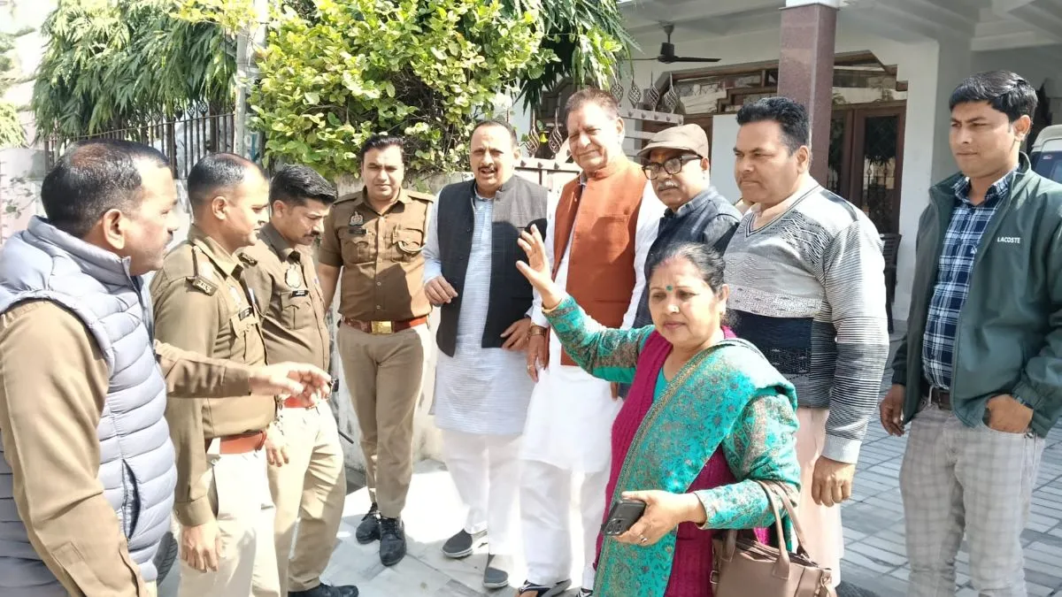 मुज़फ्फरनगर में कांग्रेस नेताओं को पुलिस ने किया हाउस अरेस्ट, लखनऊ कूच से पहले की घेराबंदी, अभद्रता का भी आरोप 