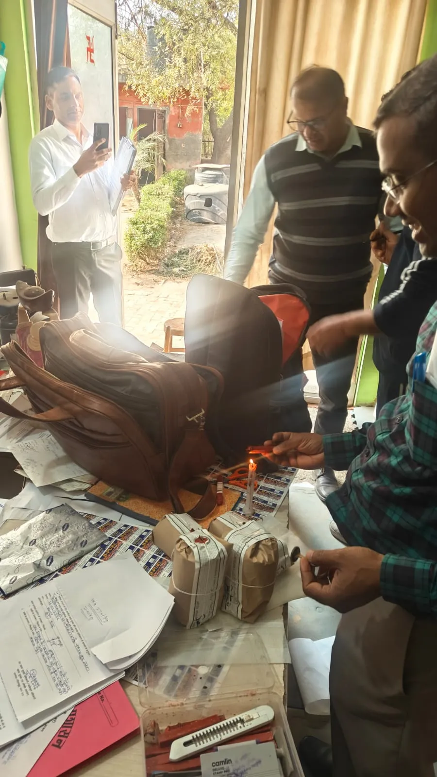 ग्रेटर नोएडा में दूषित कुट्टू का आटा बेचने वाली दो दुकानें व गोदाम सील, 3 सोसायटी के निवासी हैं बीमार 