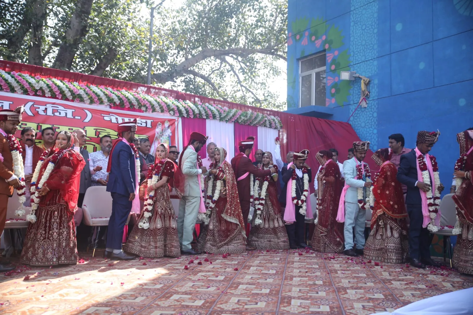 नोएडा में नवयुवक मित्र मंडल ने 14 जोड़ों का सामूहिक विवाह, वर-वधुओं को मिला ढेर सारा उपहार