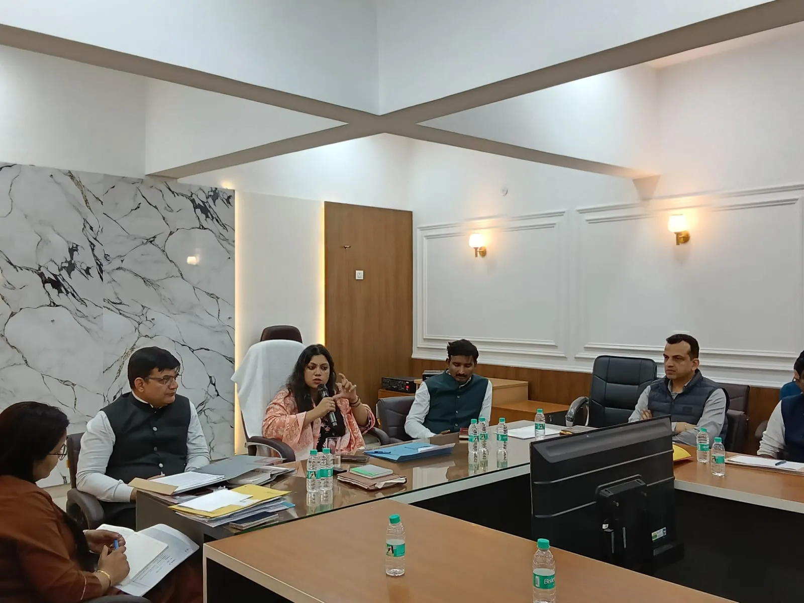 नोएडा-ग्रेटर नोएडा में सभी लिफ्टों का रजिस्ट्रेशन अनिवार्य, डीएम की समीक्षा बैठक