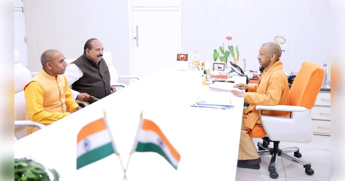 मुजफ्फरनगर: पूर्व विधायक अशोक कंसल ने सीएम योगी से की भेंट, महाराजा अग्रसेन की जीवनी पाठ्यक्रम में शामिल करने सहित रखी कई मांगें