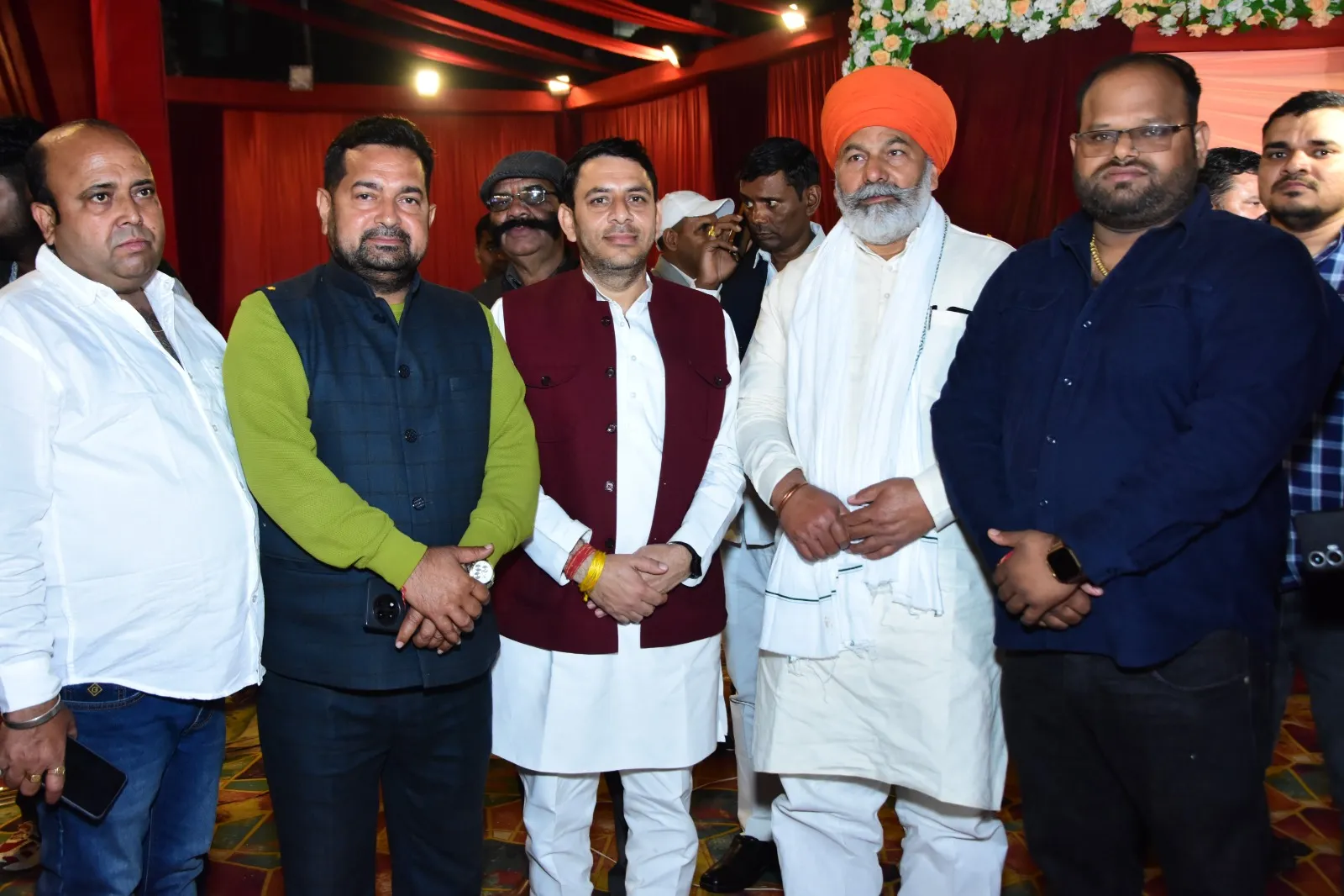 नोएडा: किसान नेता चौधरी राकेश टिकैत ने शादी और मांगलिक कार्यक्रमों में किया किसानों का अभिवादन