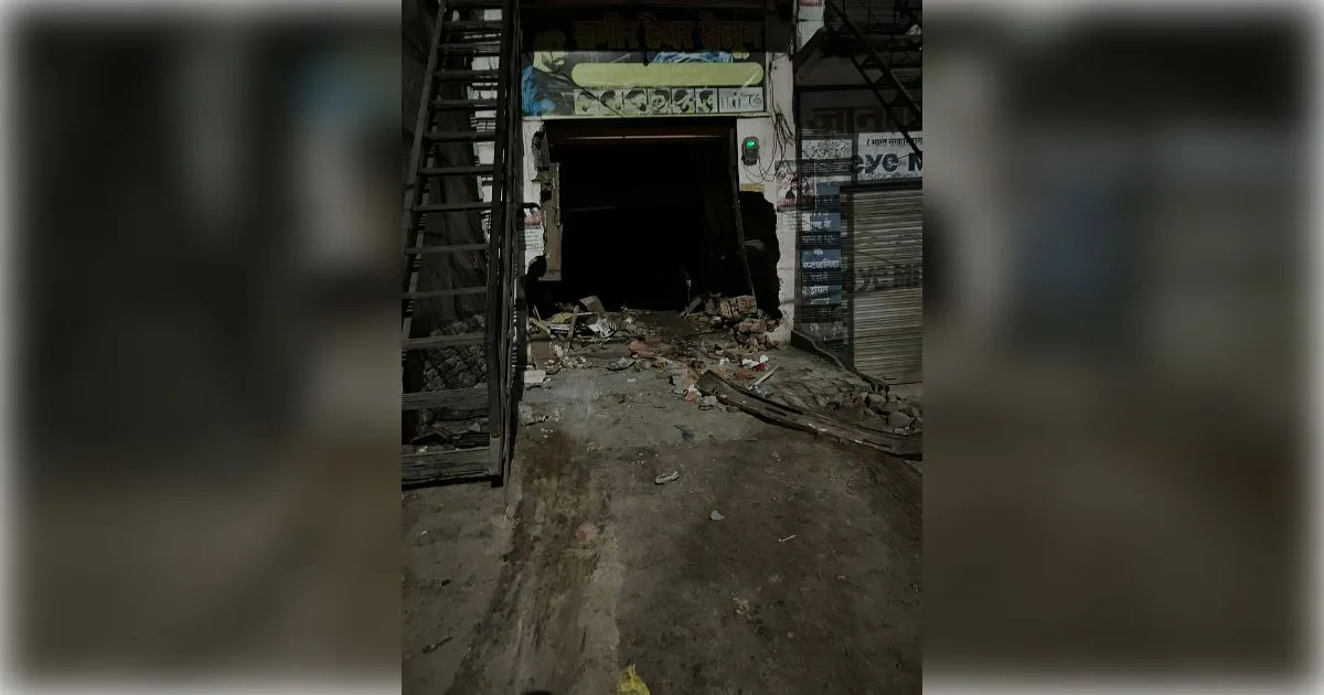 मोरना में अनियंत्रित कार सैलून में घुसी, शटर और दीवार तोड़कर भीतर पहुंची; बड़ा हादसा टला, दुकान में रखा कीमती सामान चकनाचूर