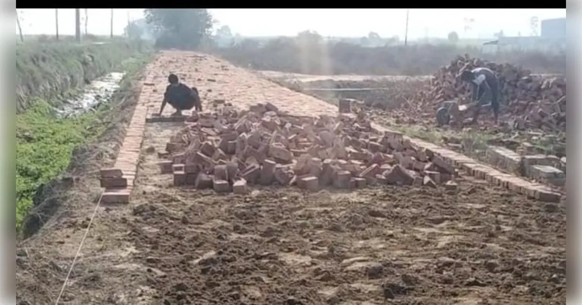 शामली में कॉलोनाइजर्स का दुस्साहस: सरकारी रजवाहे की पटरी पर बिना एनओसी बिछा दिया खड़ंजा