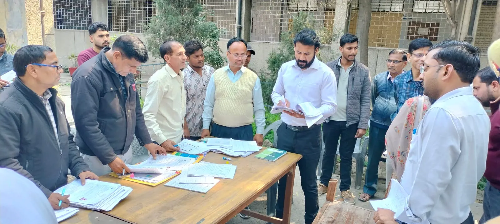 कैराना: जिलाधिकारी ने बूथों पर पहुँचकर जाँचा मतदाता पुनरीक्षण अभियान, 18-19 आयु वर्ग पर विशेष जोर